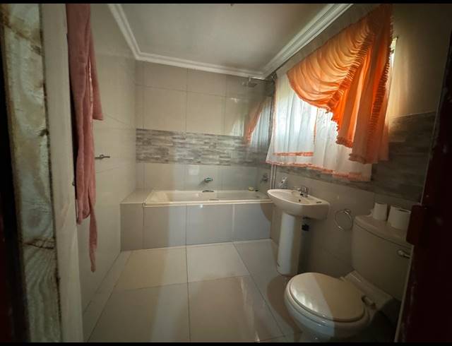 5 BEDROOM HOUSE FOR SALE IN MPOPHOMENI